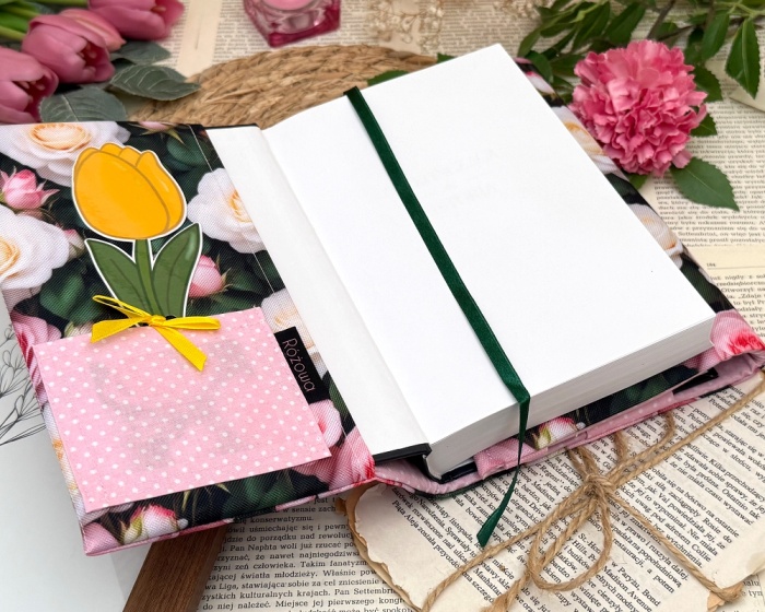 otulacz na książki handmade z wszytą kieszonką na zakładki we wzorze różany ogród