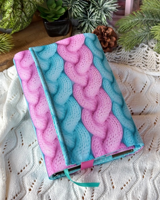 etui na książkę handmade z motywem pastelowego swetra