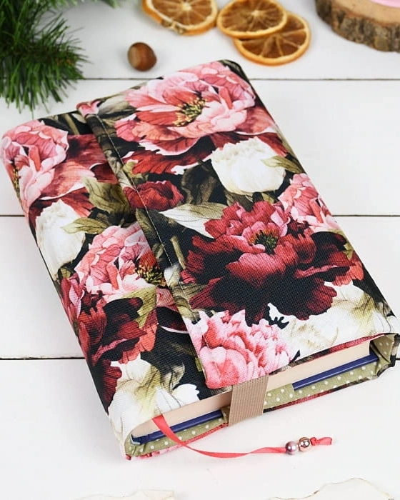 etui na książkę wzór piękne peonie na ciemnym  tle  założone na książkę, przód etui