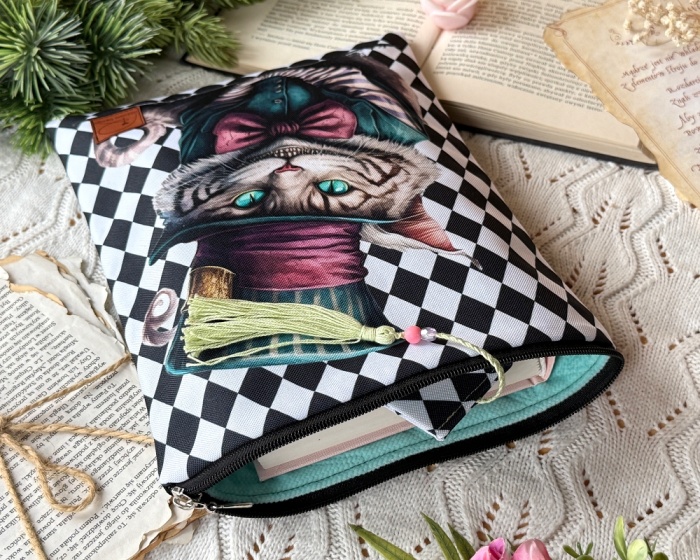 book sleeve wsuwane etui na książki, zeszyty lub tablet 11 cali, zamykane na zamek ,wzór bad cat,  wnętrze etui