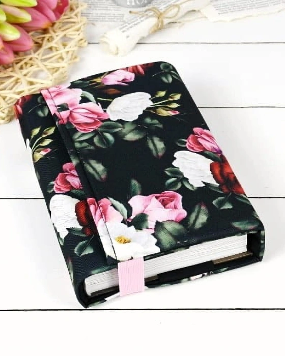 etui-na-ksiazke-wzor-Magic-garden-dark-na-czarnym-tle-zalozone-na-ksiazke,-przód