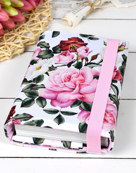 etui na książkę wzór Magic garden white na białym tle założone na książkę, tył