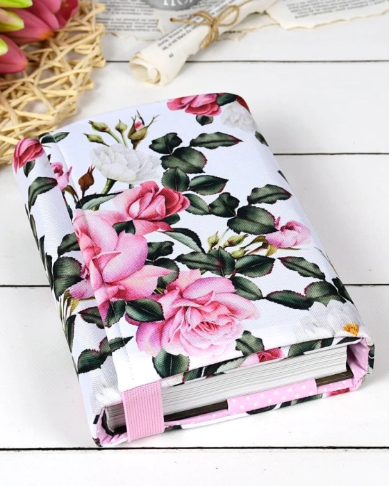 etui-na-ksiazke-wzor-Magic-garden-white-na-bialym-tle-zalozone-na-ksiazke,-przod