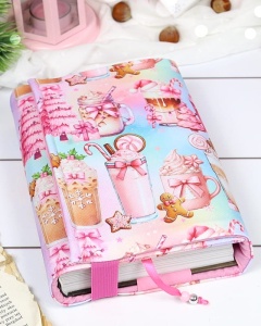 etui na książki handmade we wzorze sweet pink, zamykane na gumkę