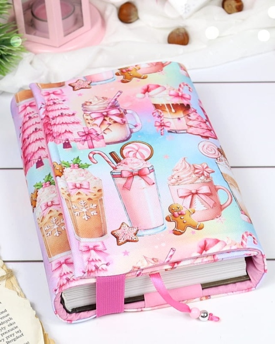 etui na książki handmade we wzorze sweet pink, zamykane na gumkę