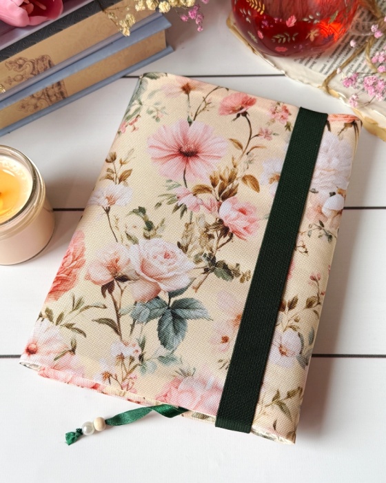 otulacz na książkę z motywem kwiatów w pastelowych odcieniach, zamykane na gumkę