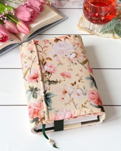 romantyczne etui na książki w pastelowych kolorach z motywem kwiatów