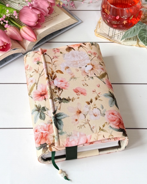 romantyczne etui na książki w pastelowych kolorach z motywem kwiatów