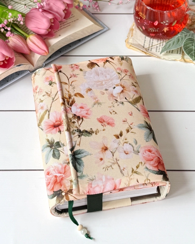 romantyczne etui na książki w pastelowych kolorach z motywem kwiatów