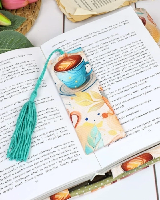 zbliżenie na zakładkę do książki z motywem kawy, idealny prezent dla miłośnika kawy i książki