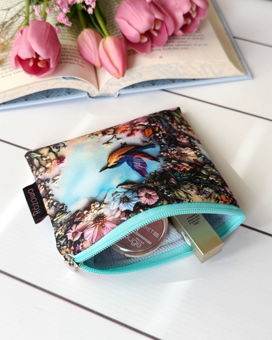 saszetka na drobiazgi idealna na podróż wzór koliber widok z góry