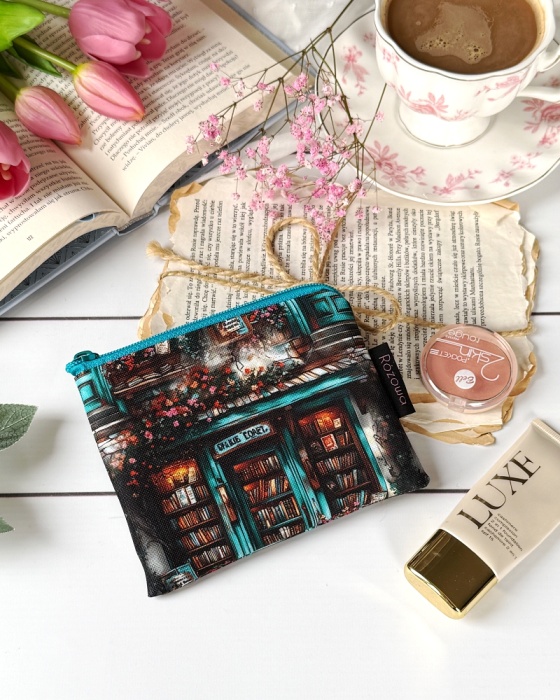 mini etui stara księgarnia to mały organizer do torebki dla miłośniczki książek