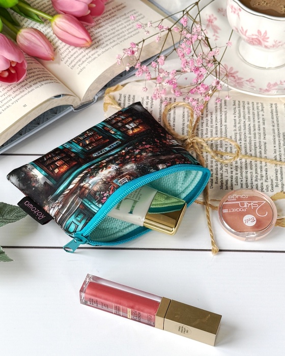 mała saszetka na drobiazgi do torebki z motywem starej księgarni