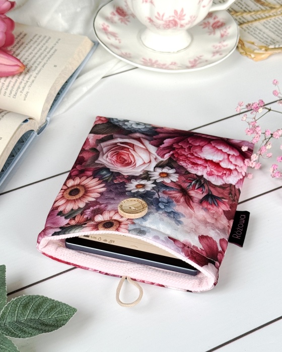 pokrowiec na czytnik kwiatowy wzór,  idealny do torebki czy plecaka