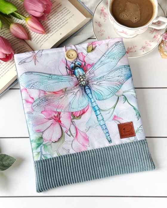 book sleeve polskie rękodzieło wzór ważka w pastelowych odcieniach