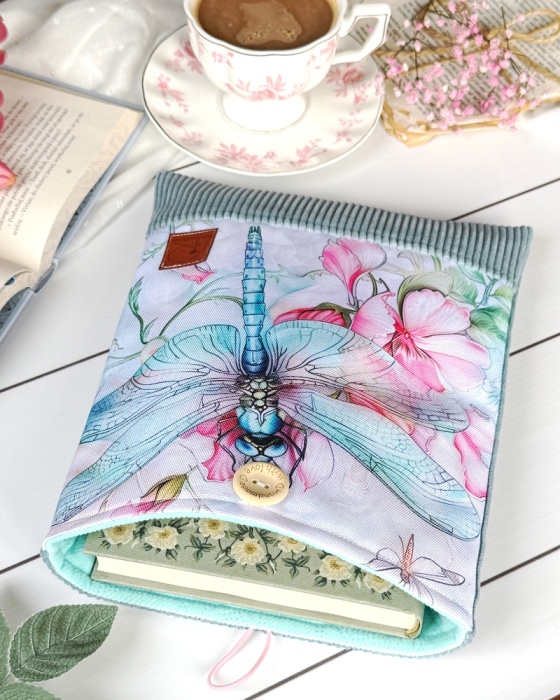 wsuwane etui na książki lub tablet we wzorze ważka widok zamykania