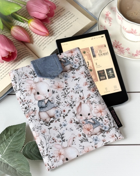 etui na czytnik pocketbook Kindle z motywem uroczych króliczków idealne dla miłośników natury