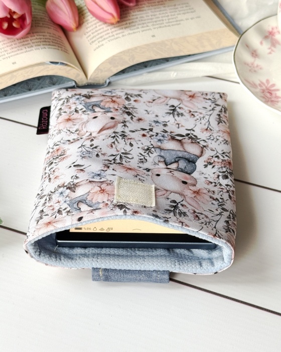 wsuwany pokrowiec na czytnik 6 calowy słodkie króliczki idealne na prezent dla miłośnika ebooków
