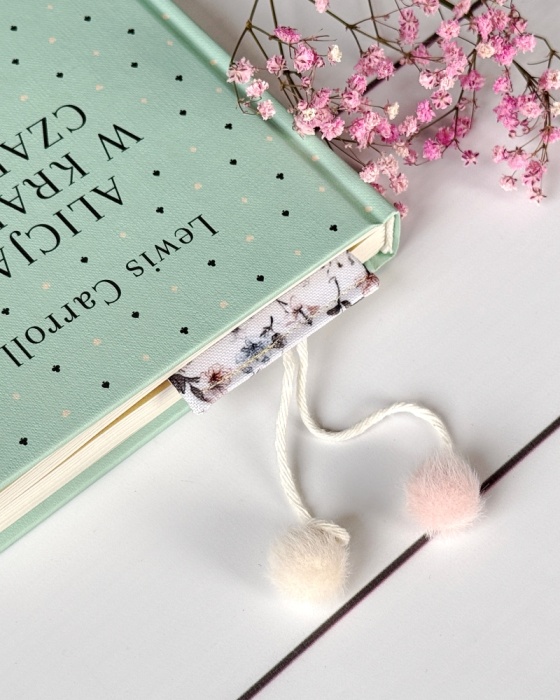 ręcznie szyta zakładka z uroczymi króliczkami widok zakładki w książce