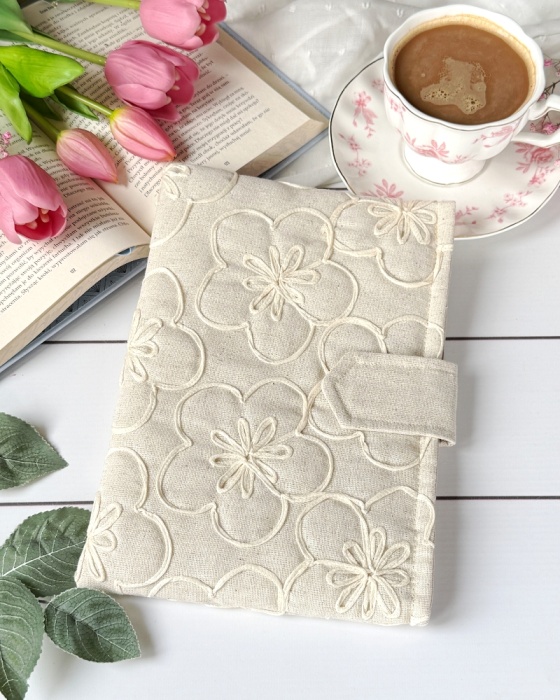 book cover kwiatowy delikatny wzór widok z przodu