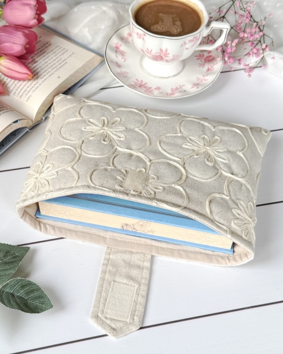 wsuwane etui na książki w kobiecy delikatny wzór kwiatowy widok z boku