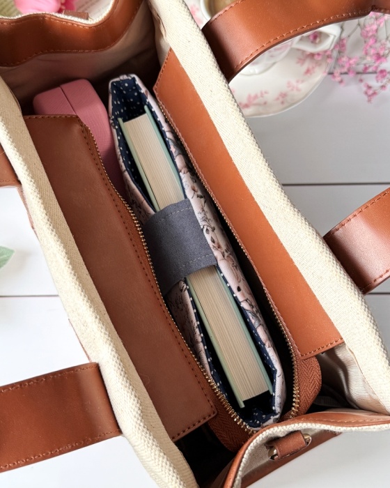 wsuwane etui we wzorze króliczki idealne do torebki