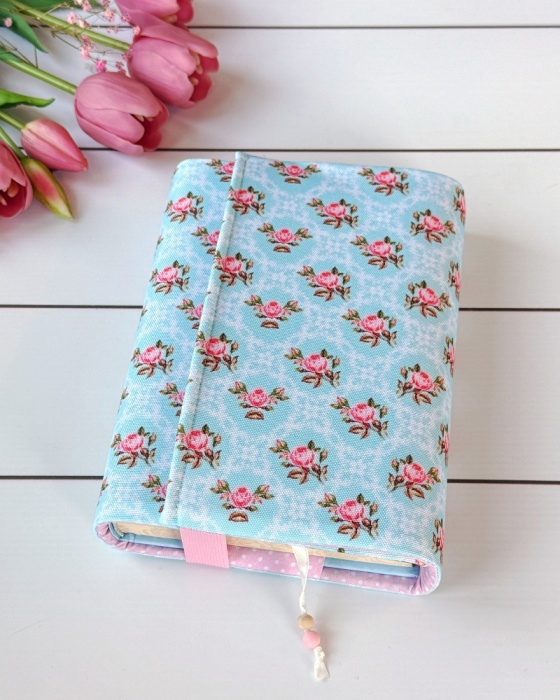 etui na książki pocałunek róży idealny dla miłośniczek romantycznych powieści