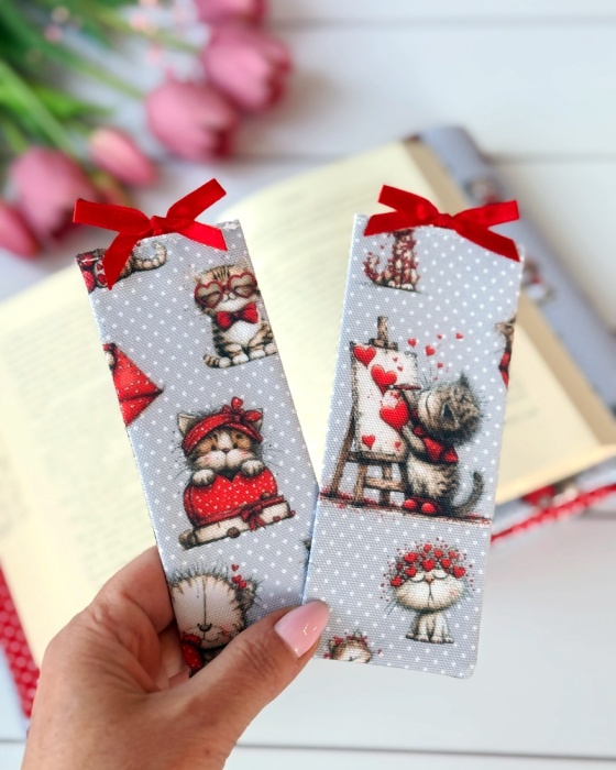 zakładka do książki z materiału we wzorze koteczki z uroczą kokardką