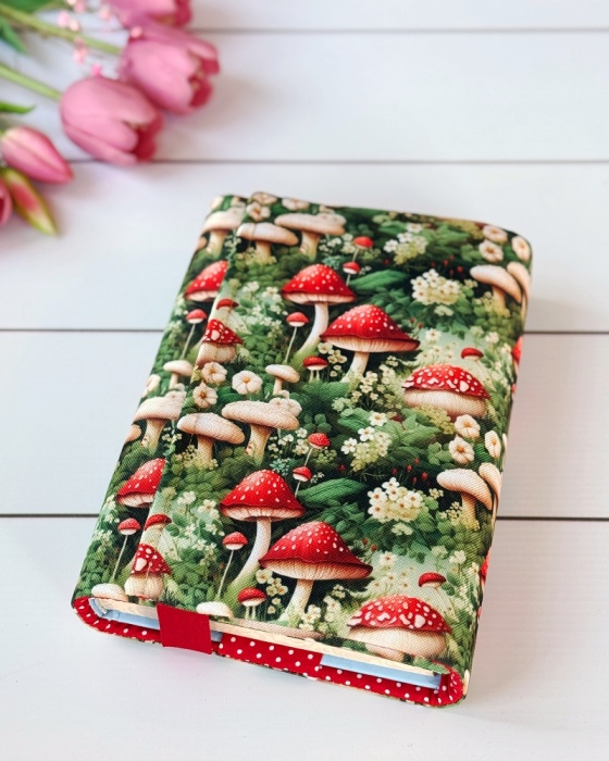 etui na książki muchomorki czerwono białe leśny wzór