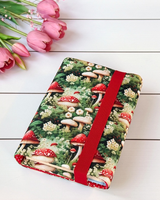 pokrowiec na książki z muchomorami widok z tyłu
