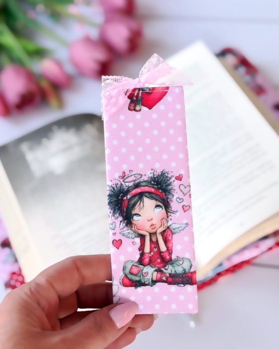 materiałowa zakładka do książki zakochana dziewczyna idealna dla czytającej kobiety