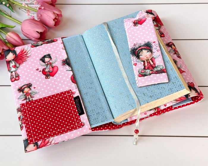 okładka na książkę zakochana dziewczyna widok wnętrza