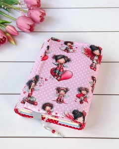 etui na książkę  zakochana dziewczyna idealne dla zakochanej w książkach