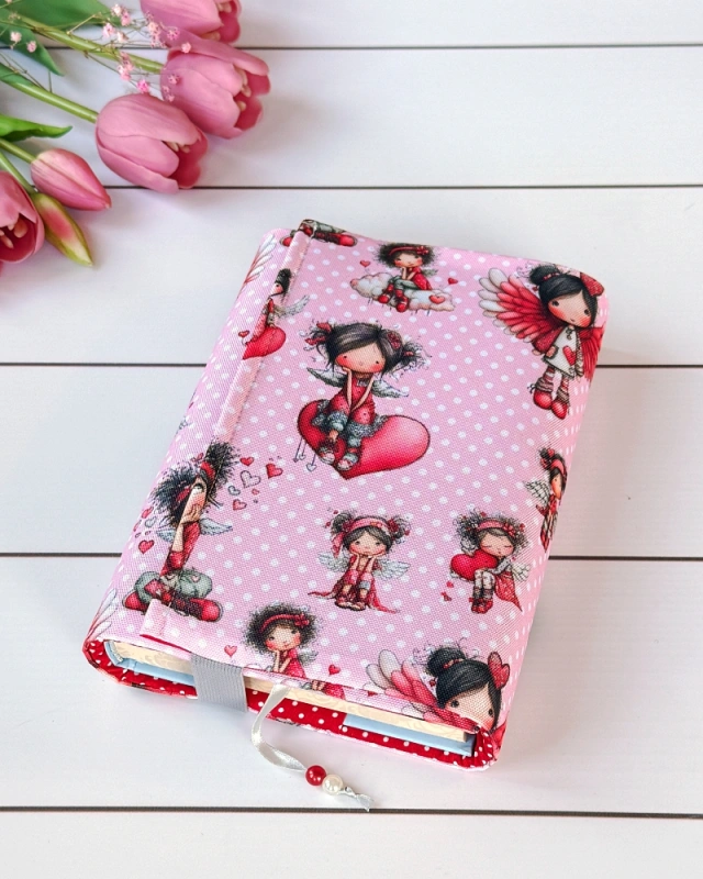 etui na książkę  zakochana dziewczyna idealne dla zakochanej w książkach