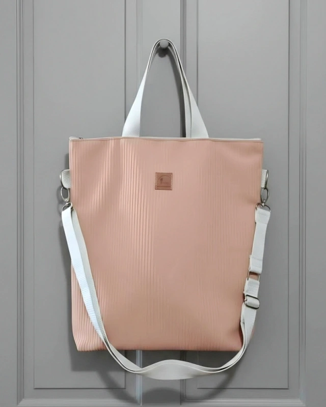 torebka sztruksowa damska w kolorze łososiowym, zamykana na zamek