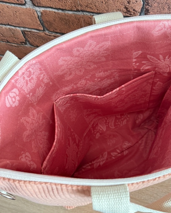 wnętrze torebki sztruksowej zamykanej na zamek