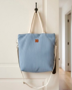 sztruksowa torebka zamykana na zamek w kolorze jasno niebieskim