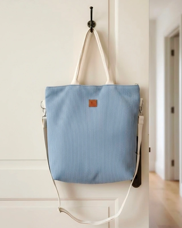 sztruksowa torebka zamykana na zamek w kolorze jasno niebieskim