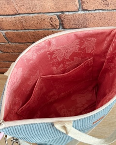 wnętrze sztruksowej torebki w jasno niebieskim kolorze