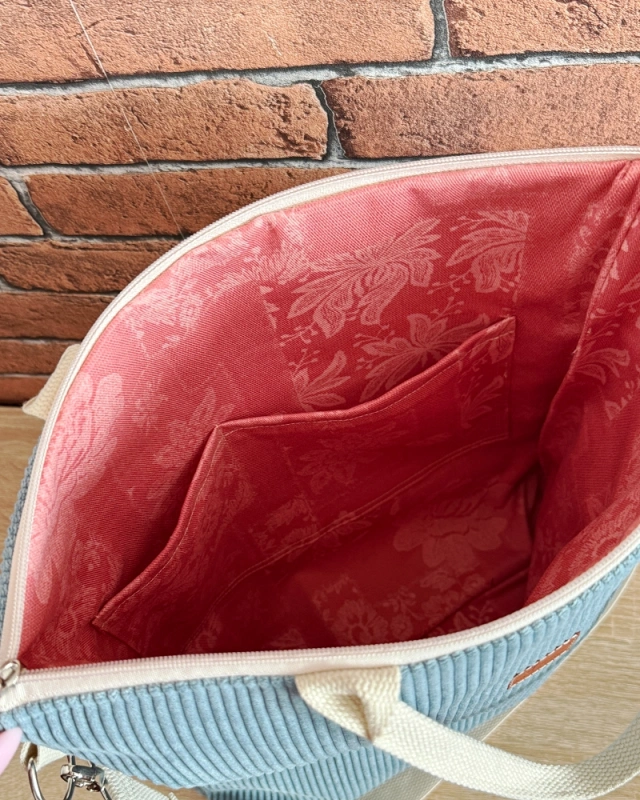 wnętrze sztruksowej torebki w jasno niebieskim kolorze