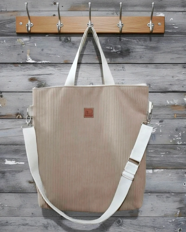 sztruksowa torebka zamykana na zamek w kolorze jasnego beżu