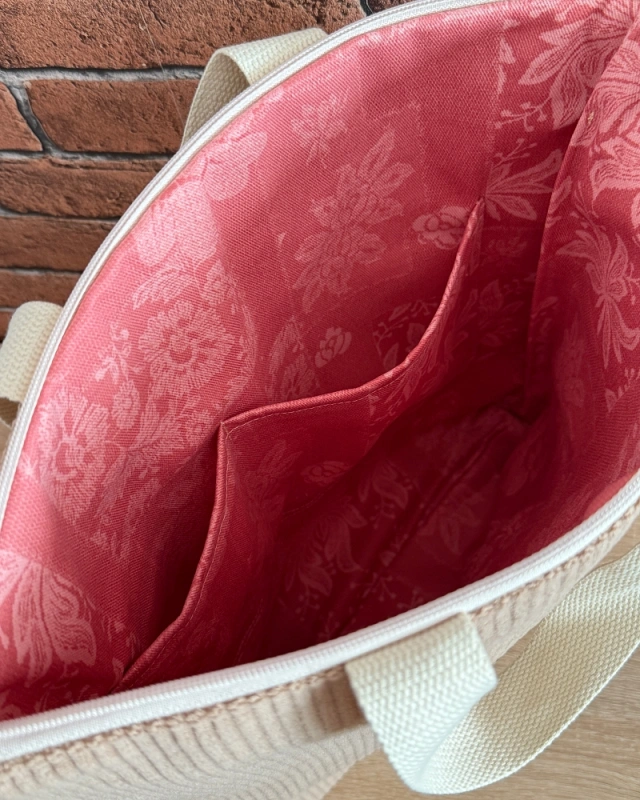 wnętrze torebki sztruksowej, wewnątrz dwie kieszonki na drobiazgi