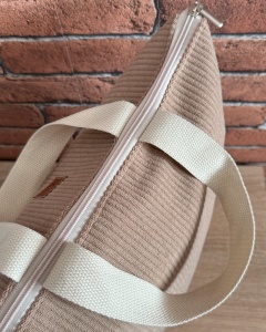 duża sztruksowa torebka na ramię w beżowym kolorze