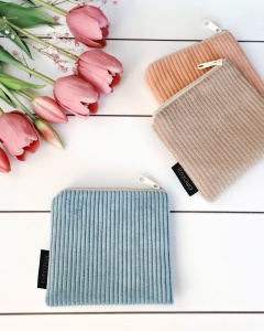 mała saszetka sztruksowa w kolorze jasno niebieskim