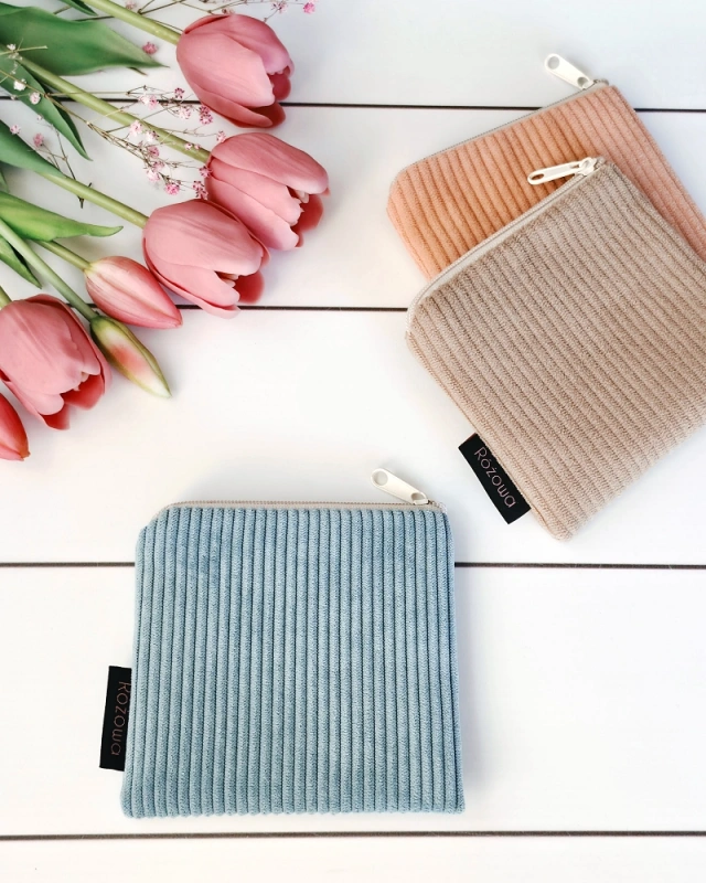 mała saszetka sztruksowa w kolorze jasno niebieskim