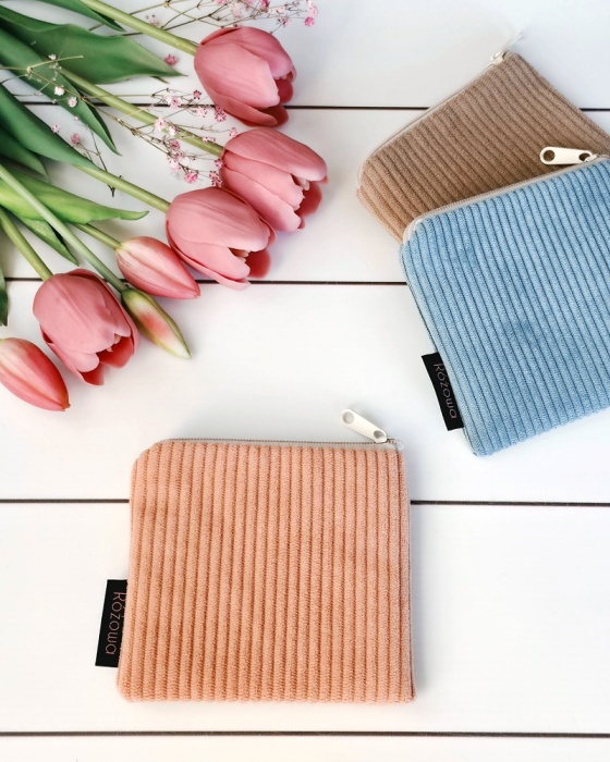 mały organizer do torebki zamykany na zamek