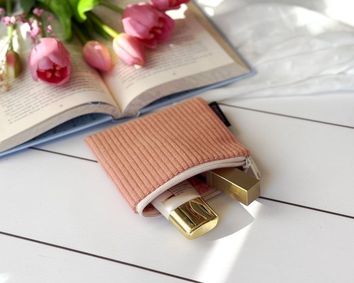 mini etui w kolorze łososiowym z tkaniny sztruksowej