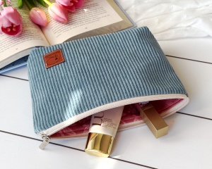 kosmetyczka podróżna sztruksowa w kolorze jasno niebieskim