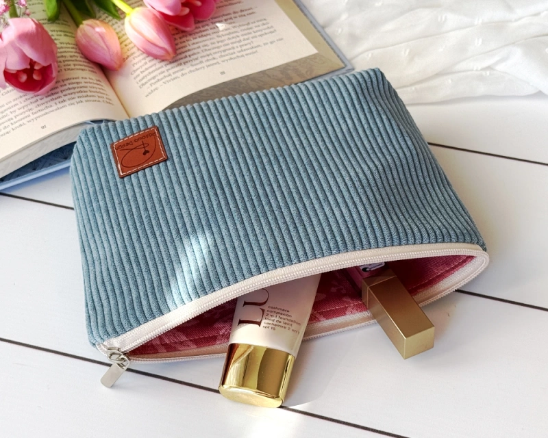 kosmetyczka podróżna sztruksowa w kolorze jasno niebieskim