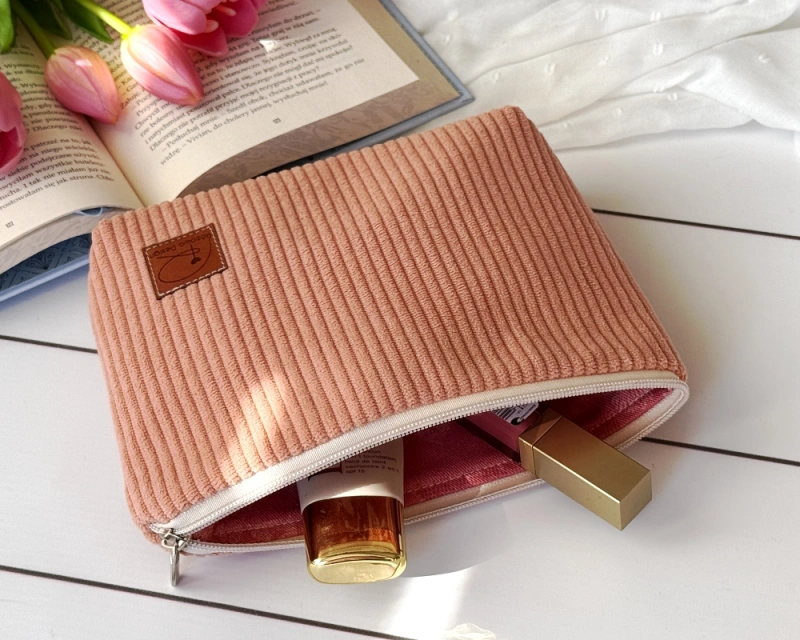 kosmetyczka idealna na podróż, zamykana na zamek